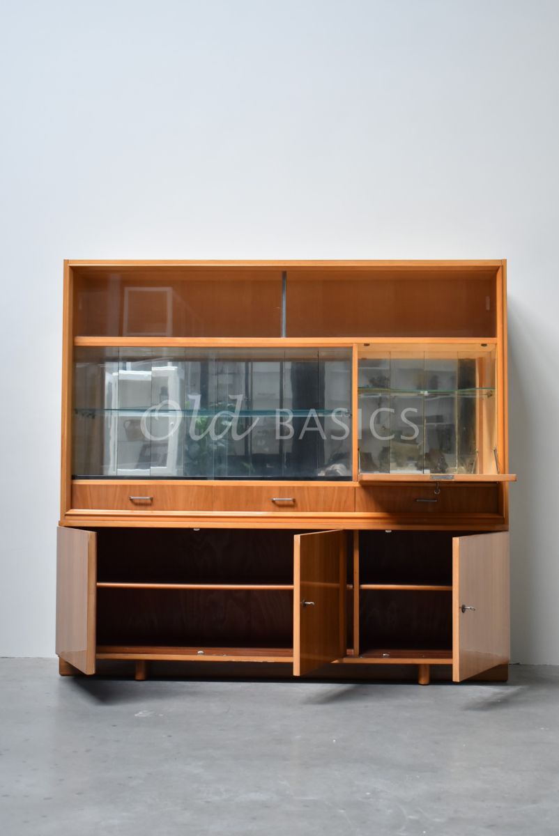 Detail van Vintage kast, bruin, cognac, materiaal hout